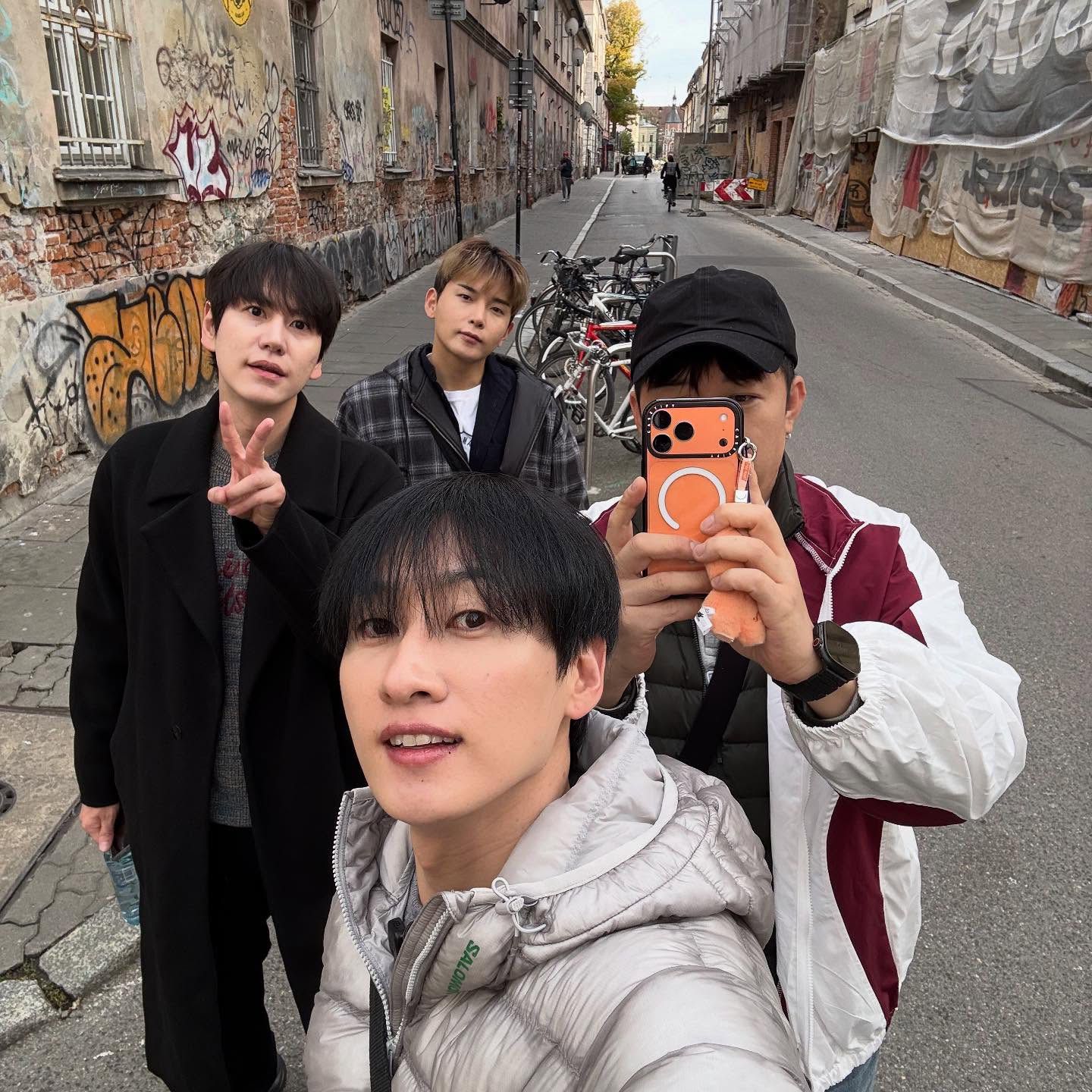 Behind-the-scenes cut of Super Junior