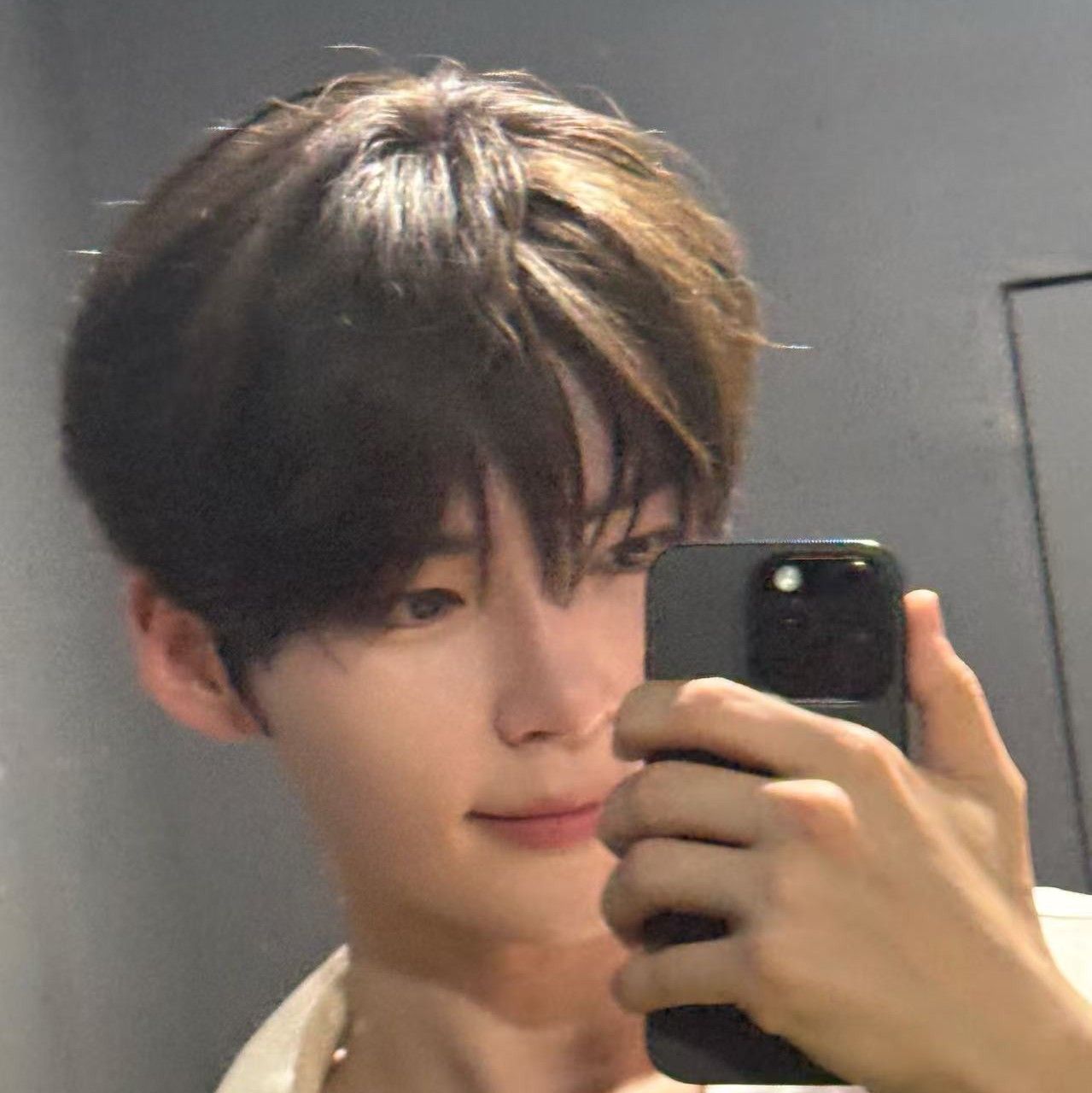Recent activity shot of Sung Hanbin (ZEROBASEONE)