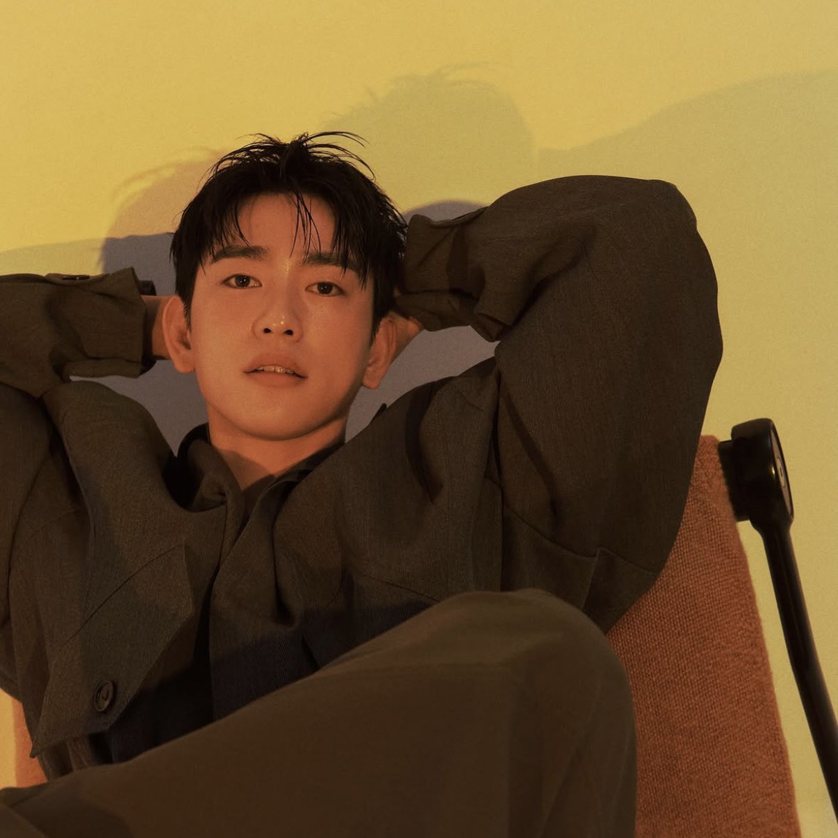 Behind-the-scenes cut of Jinyoung (GOT7)