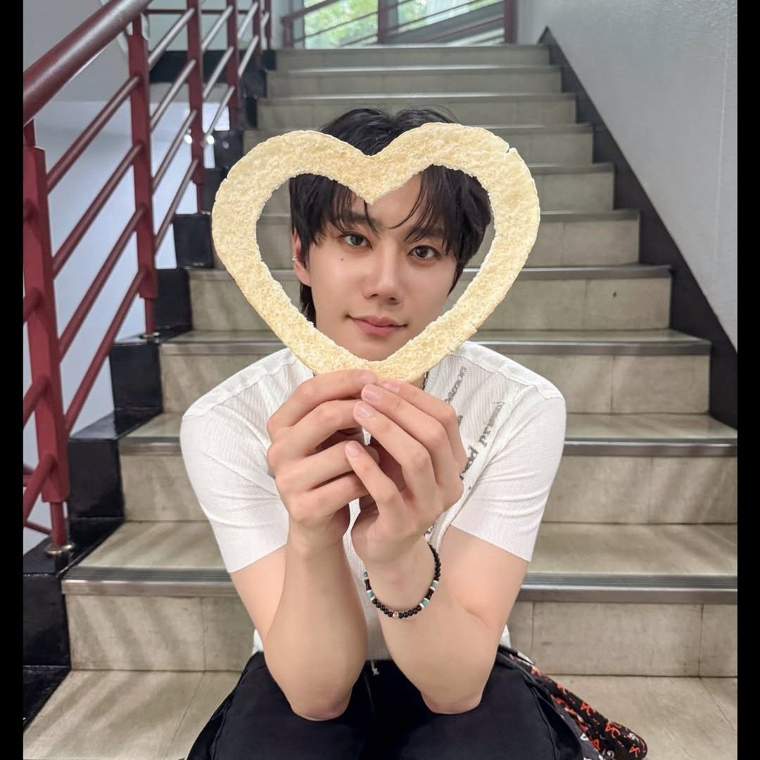 Behind-the-scenes cut of Lee Junyoung