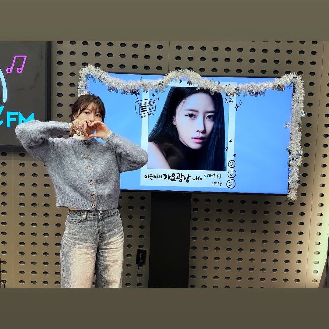 A moment captured by Lee Miju (Lovelyz)'s fan