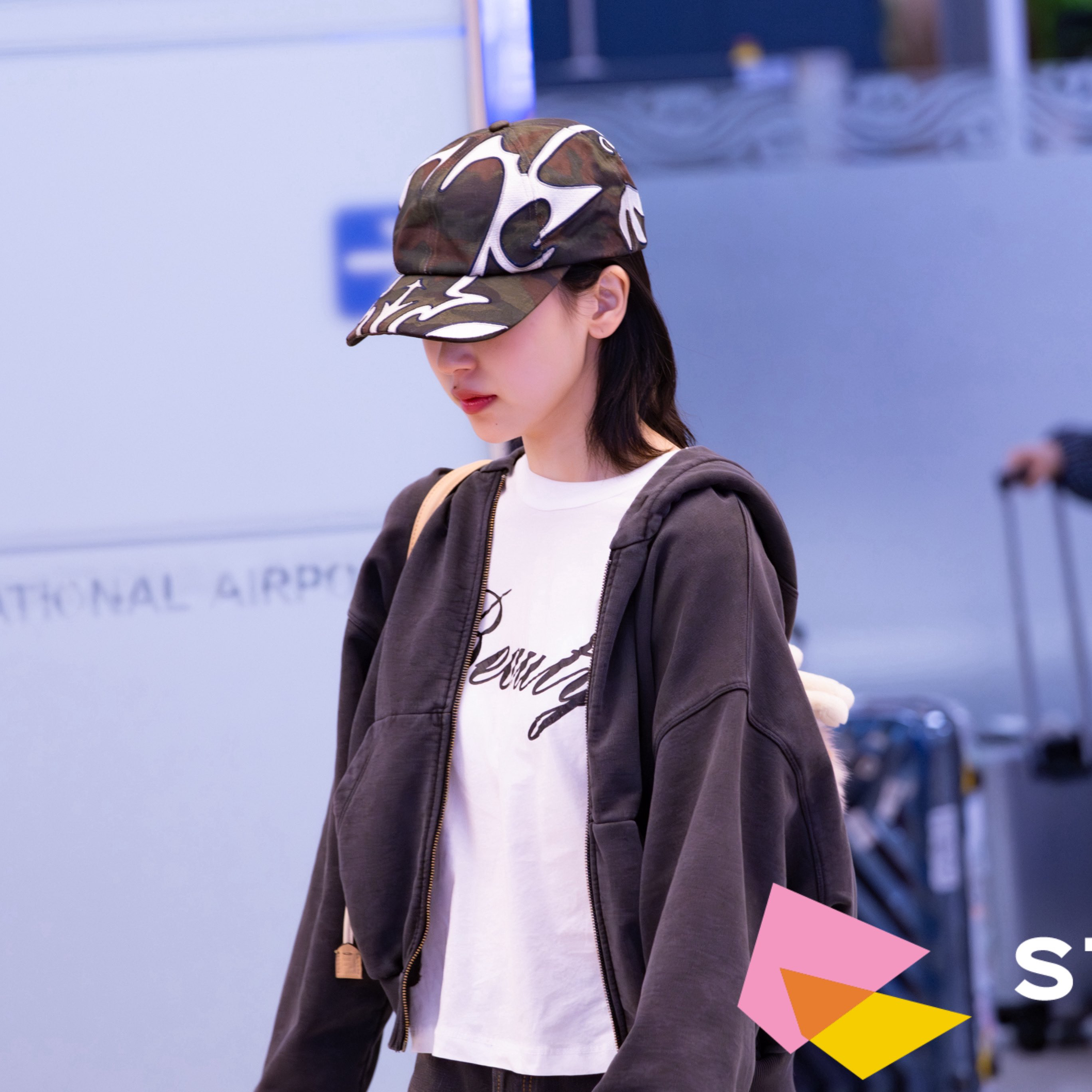 Behind-the-scenes cut of Mina (TWICE)
