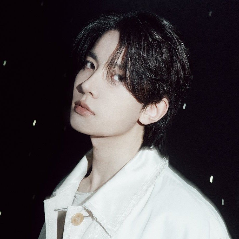 Latest photo of Heeseung (ENHYPEN)