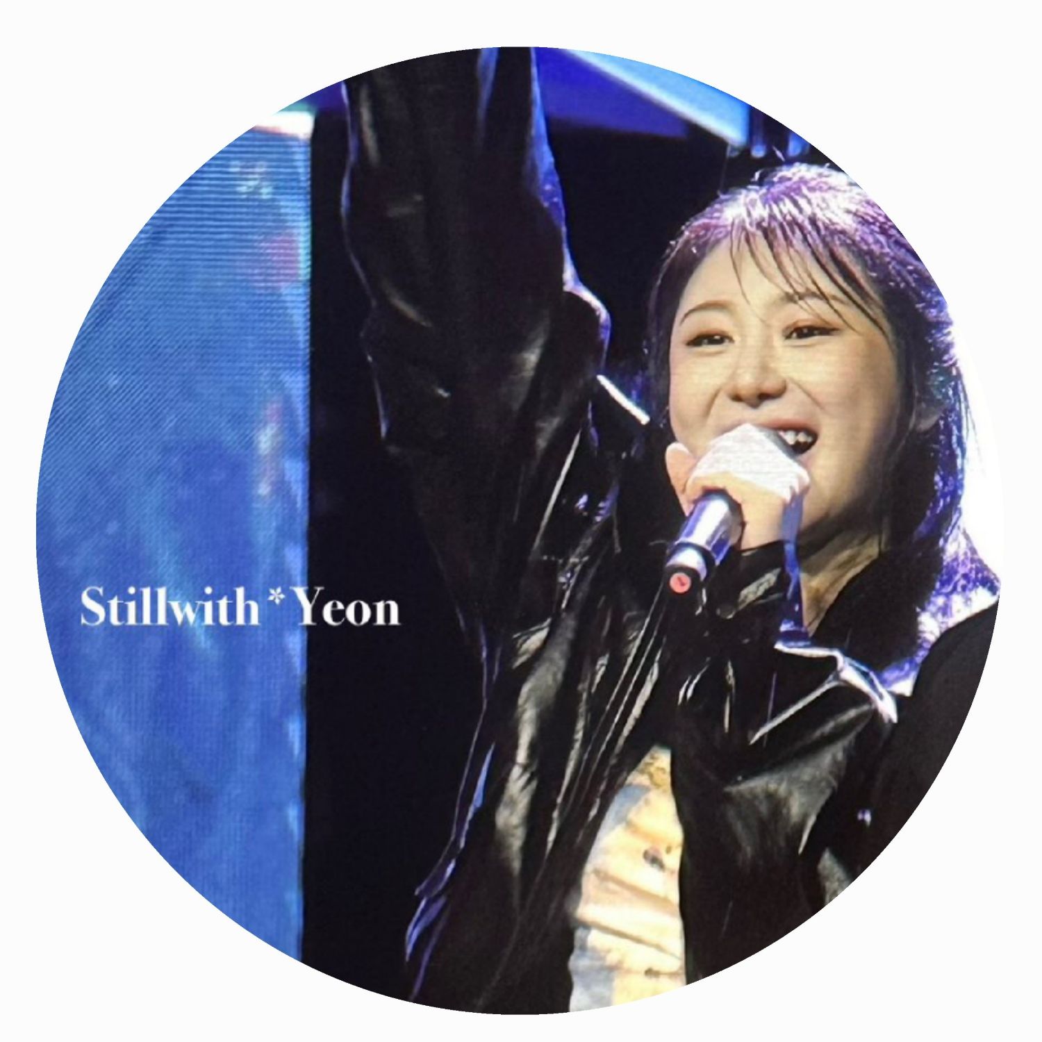 A moment captured by Lee Chaeyeon's fan
