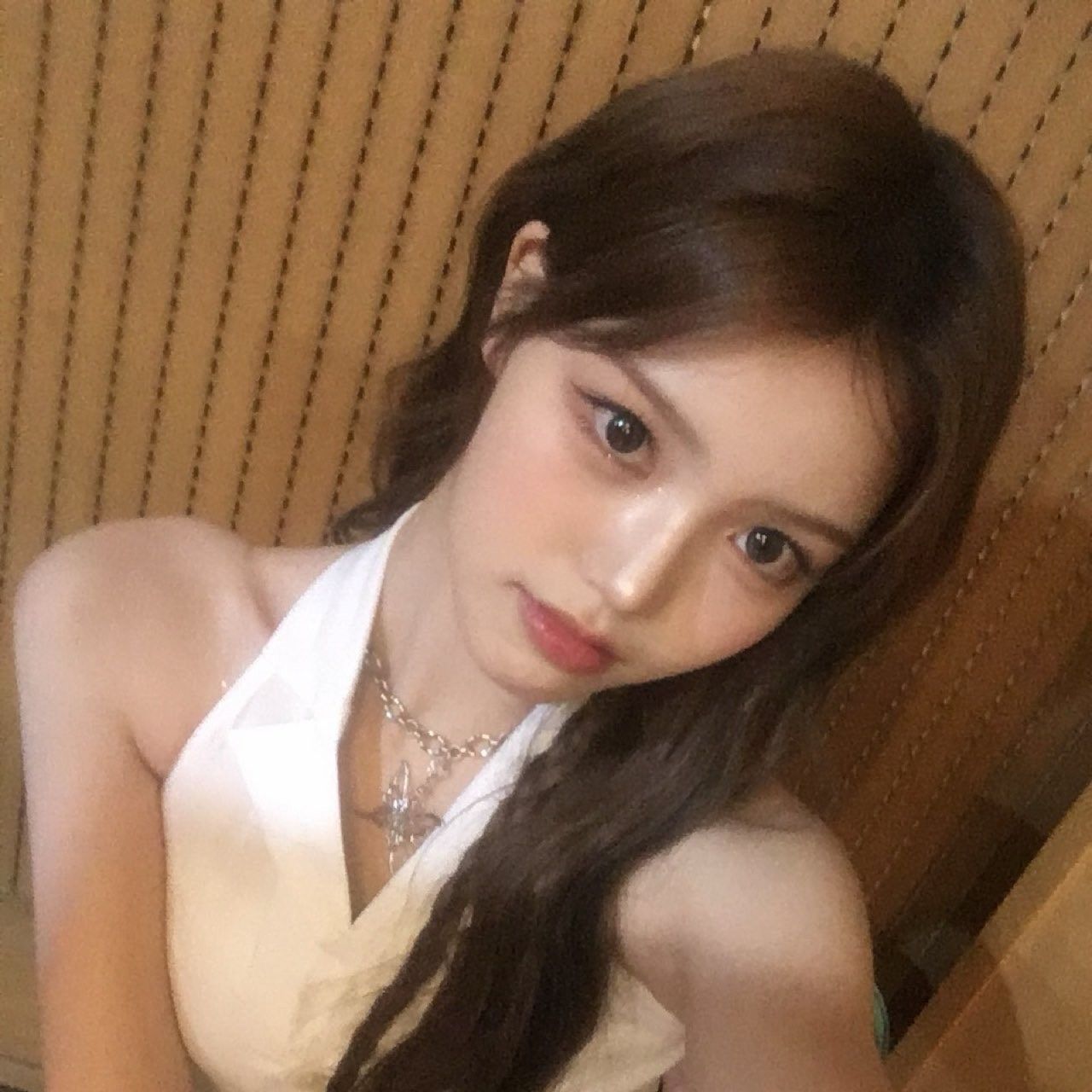 Behind-the-scenes cut of Jeong Saebi (izna)