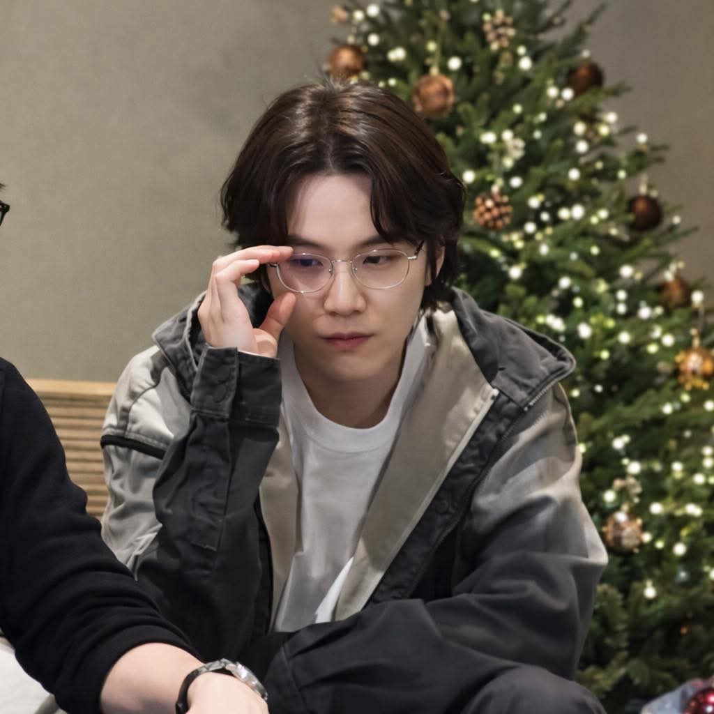 Foto aktivitas terbaru SUGA (BTS)