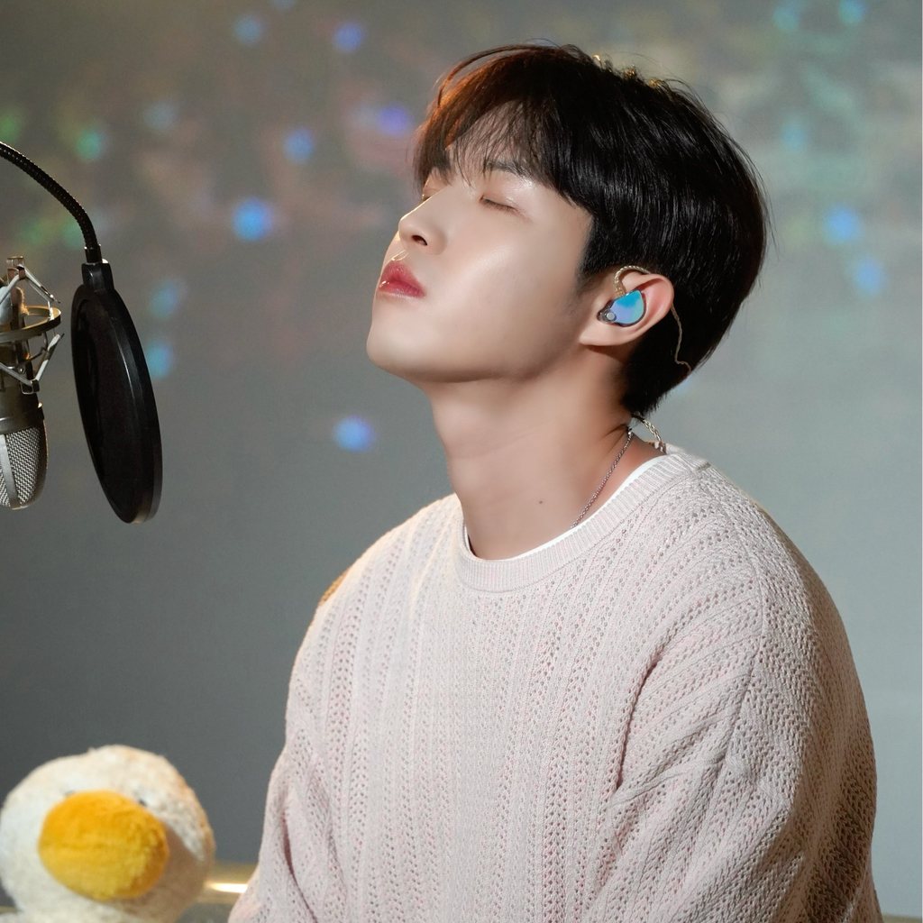 Behind-the-scenes cut of Kim Jaehwan