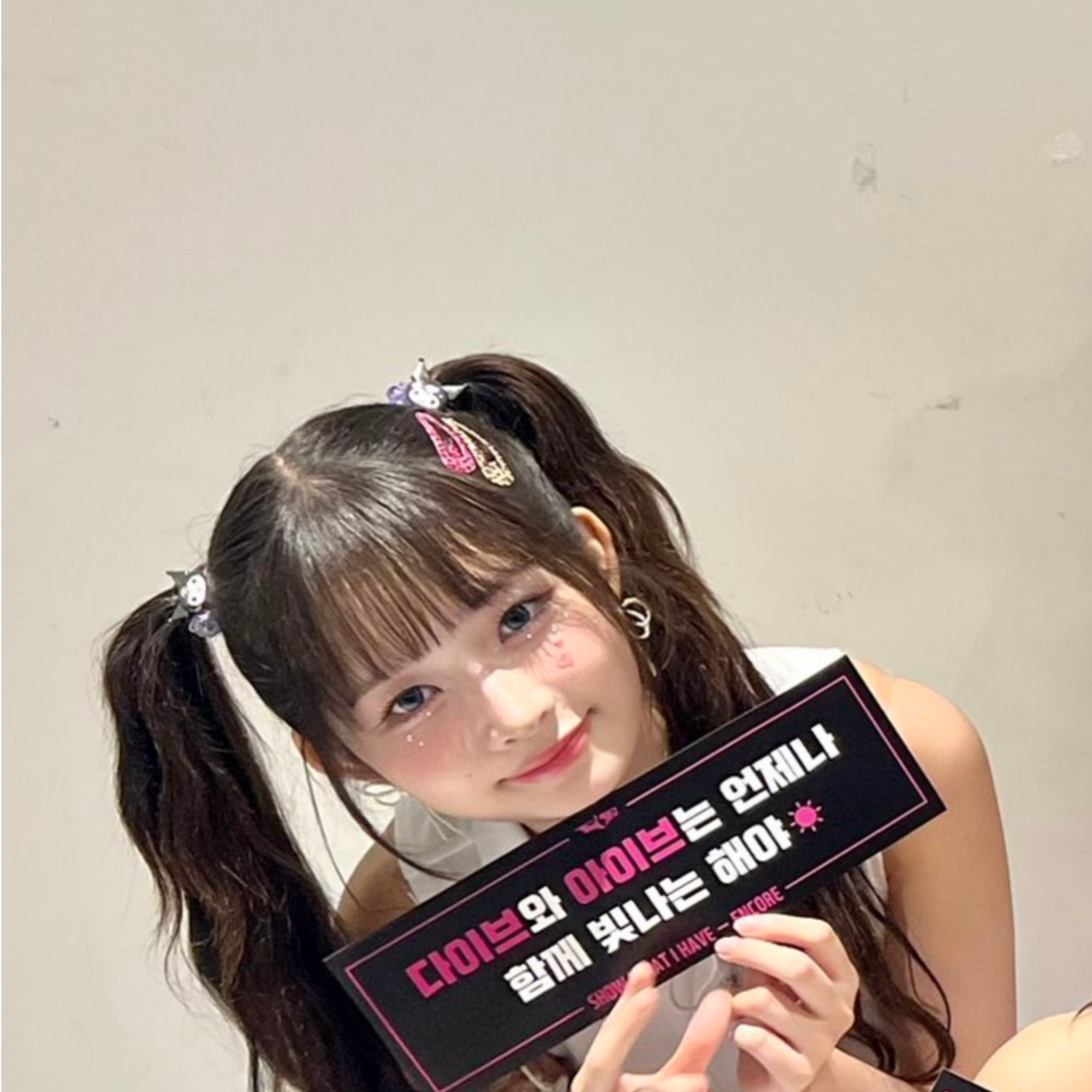 Behind-the-scenes cut of IVE