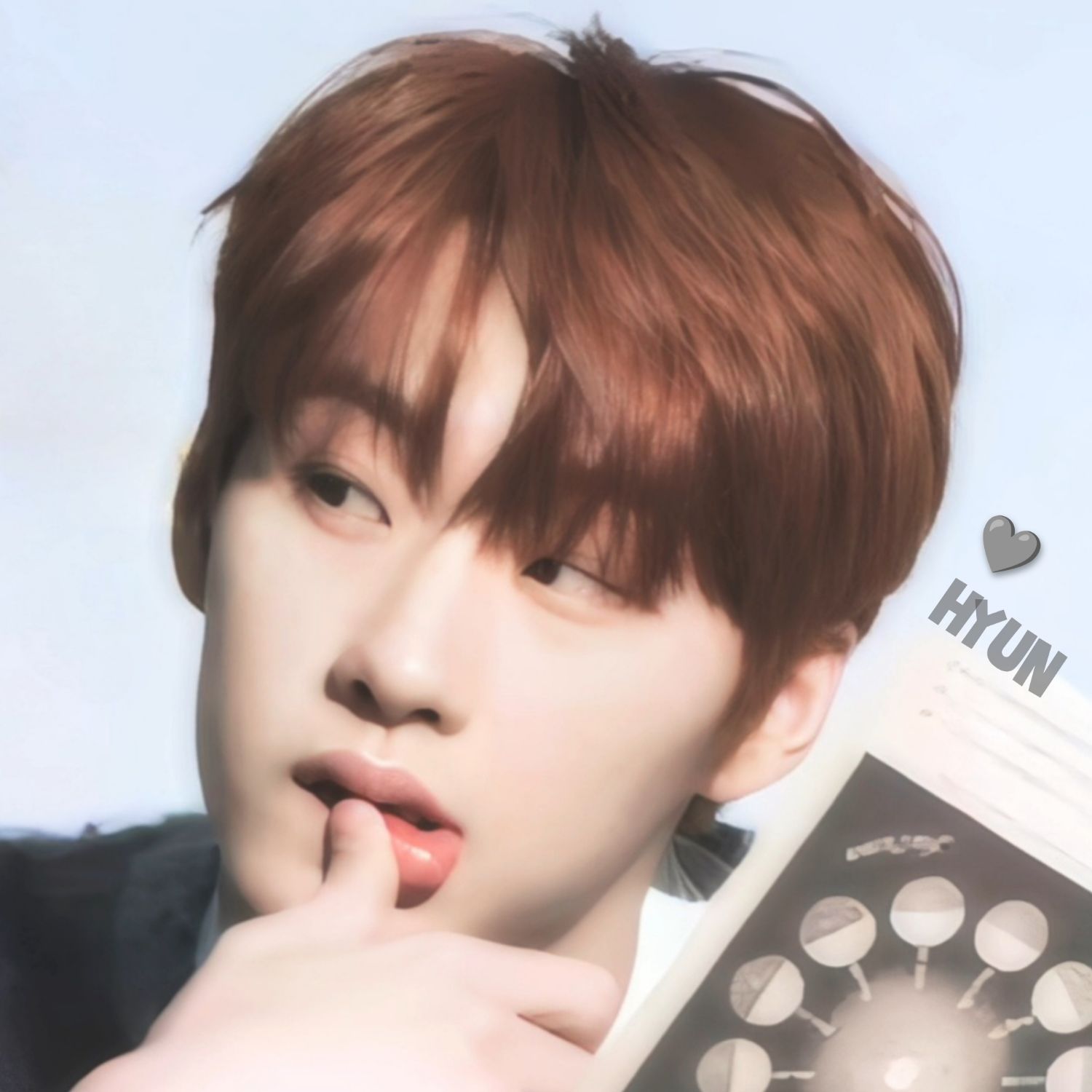 A moment captured by Hyun's fan