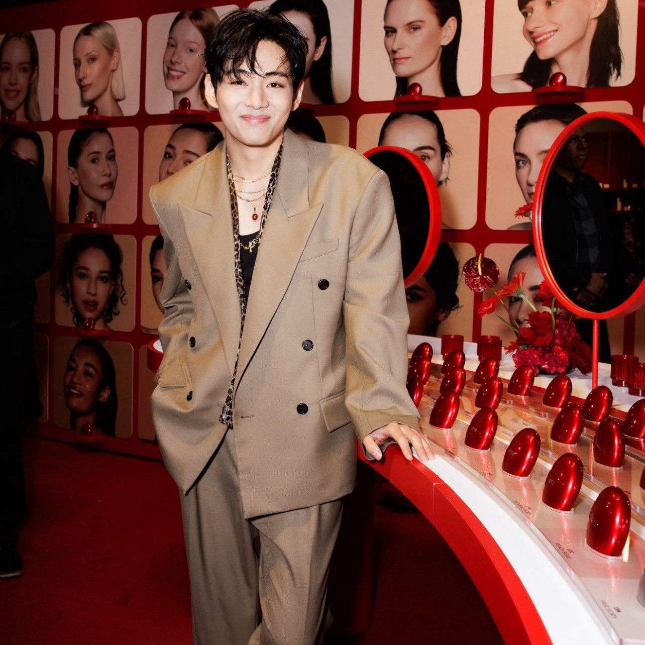 뷔 (방탄소년단)의 최신 사진