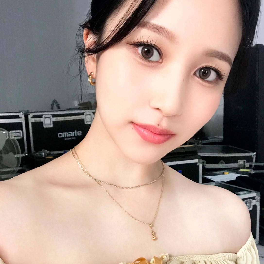 Behind-the-scenes cut of Mina (TWICE)