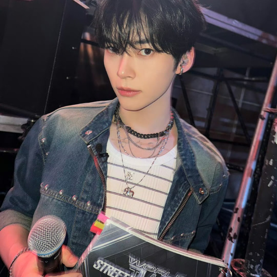 Behind-the-scenes cut of Sung Hanbin (ZEROBASEONE)
