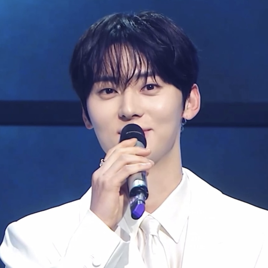A moment captured by Hwang Minhyun's fan