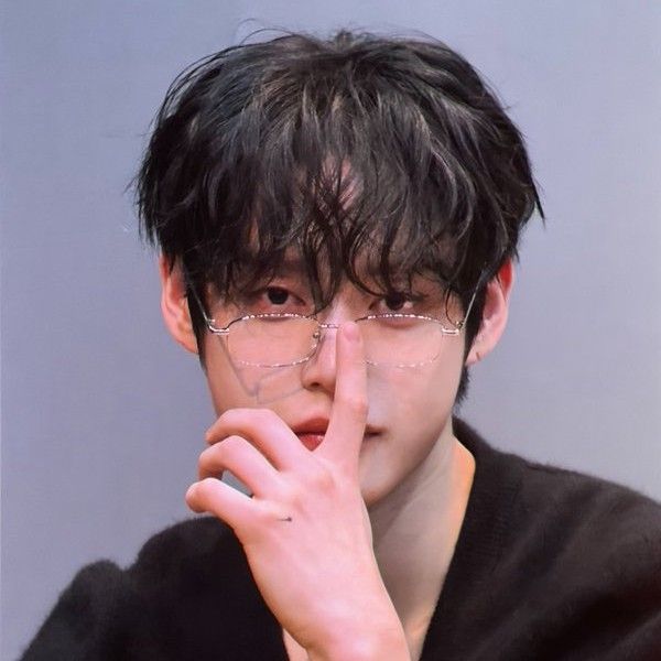 キム・ジウン (ZEROBASEONE)の舞台裏ショット