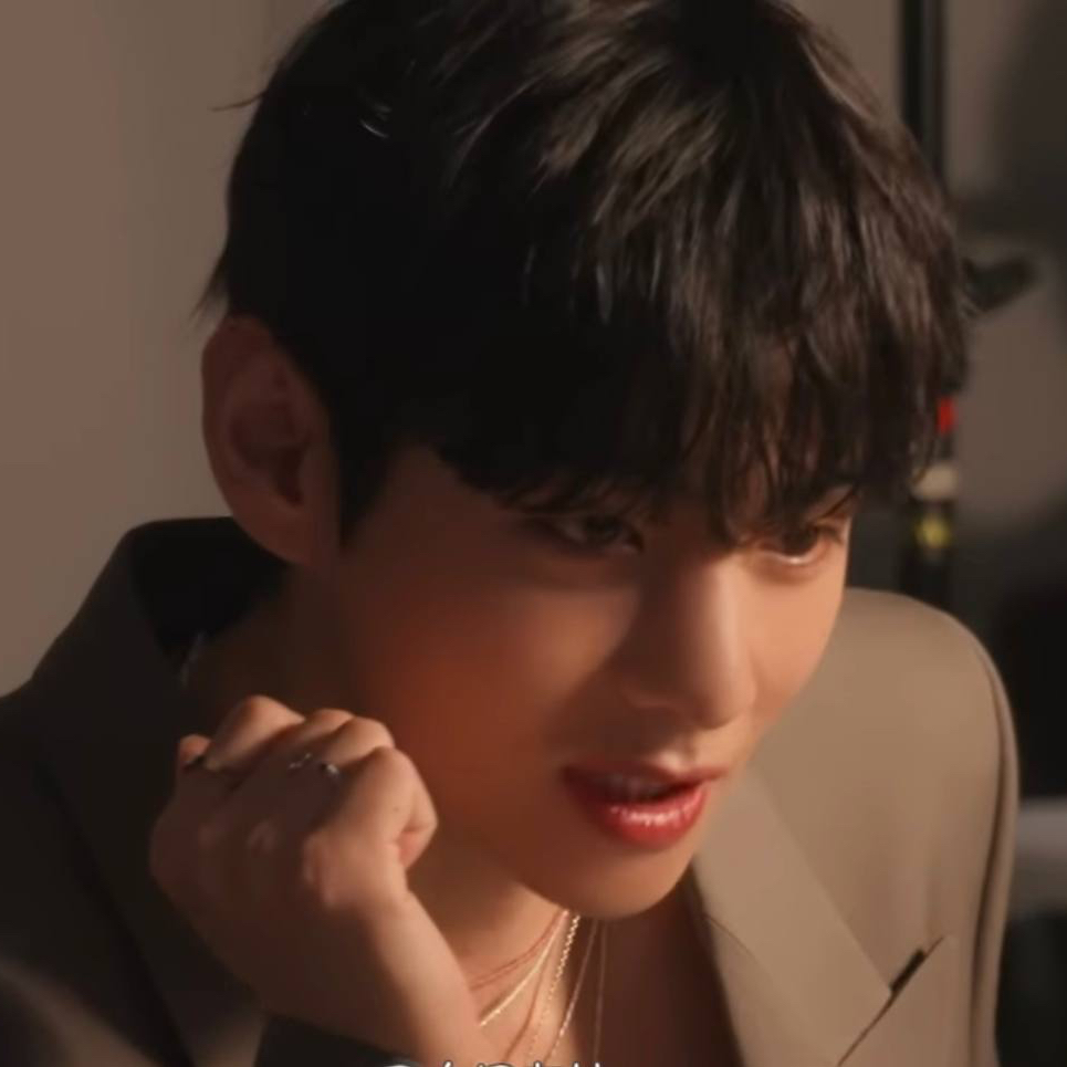 Behind-the-scenes cut of V (BTS)