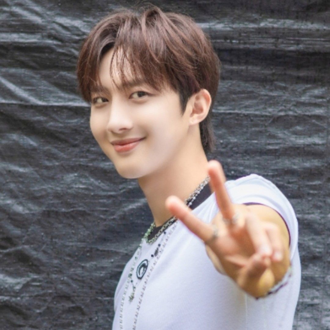 A moment captured by Hui (PENTAGON)'s fan
