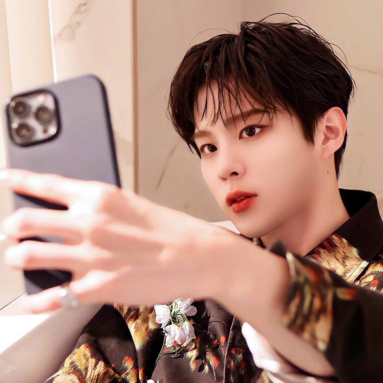 Behind-the-scenes cut of Kim Wooseok