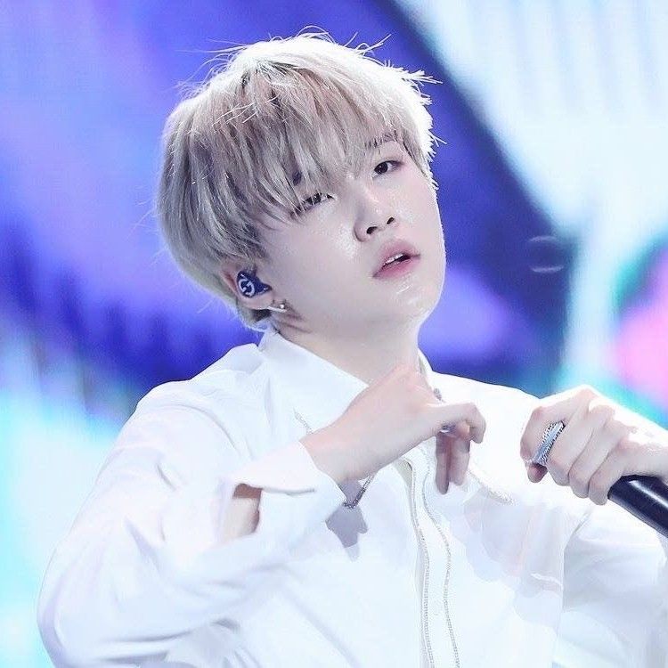 Foto aktivitas terbaru SUGA (BTS)