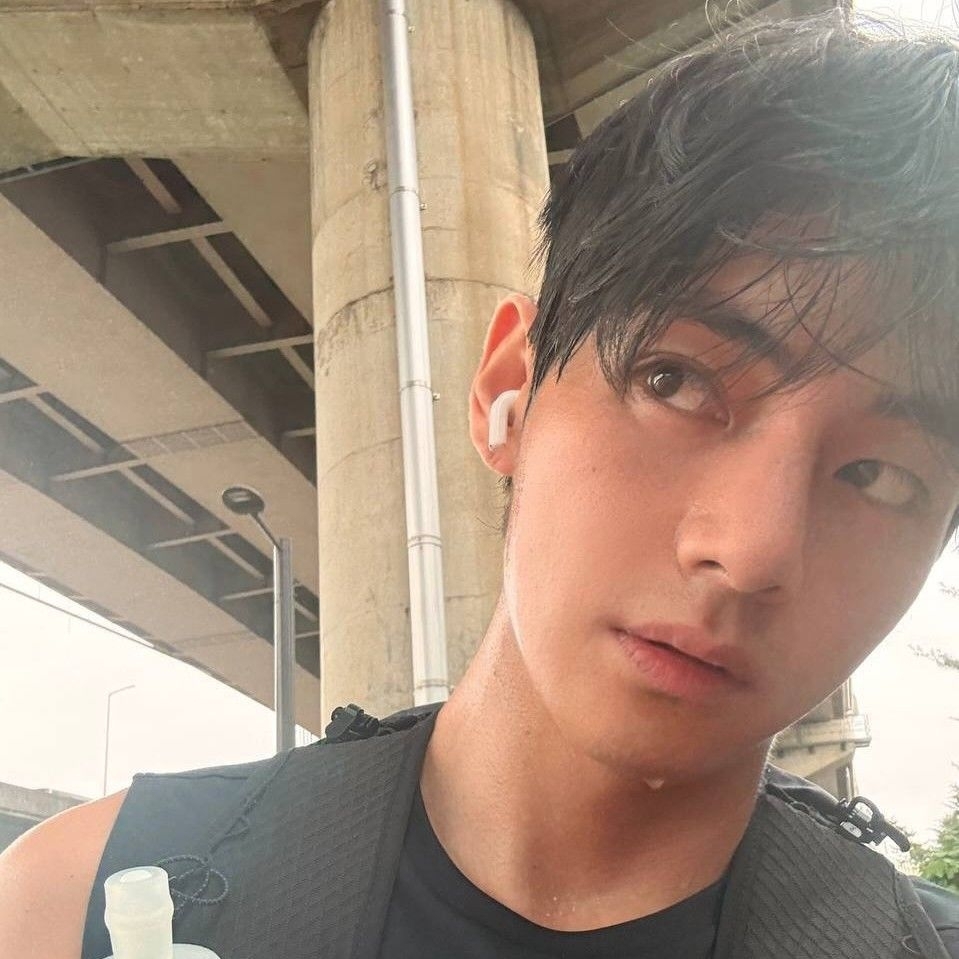 V (防彈少年團)的最新照片