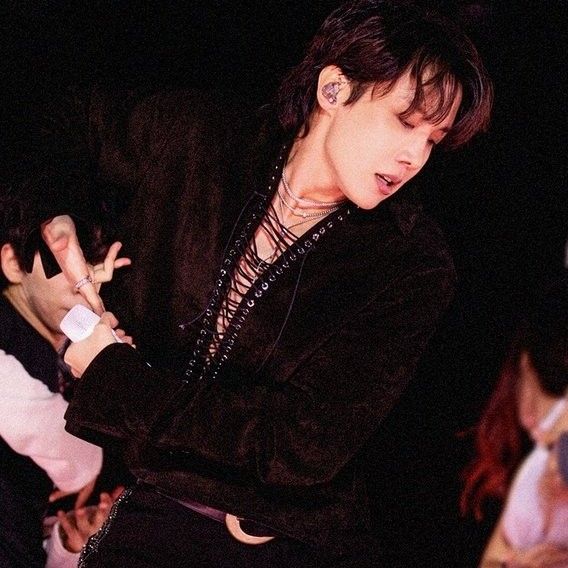 Foto aktivitas terbaru j-hope (BTS)
