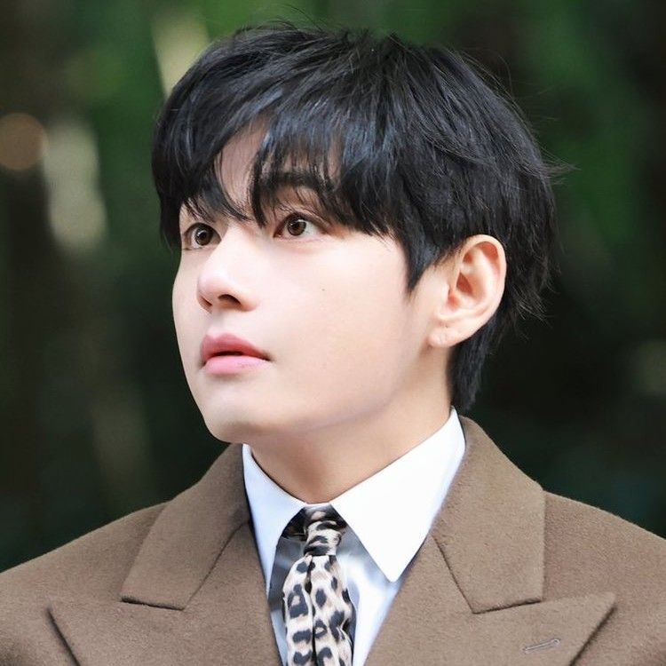 뷔 (방탄소년단)의 최신 사진