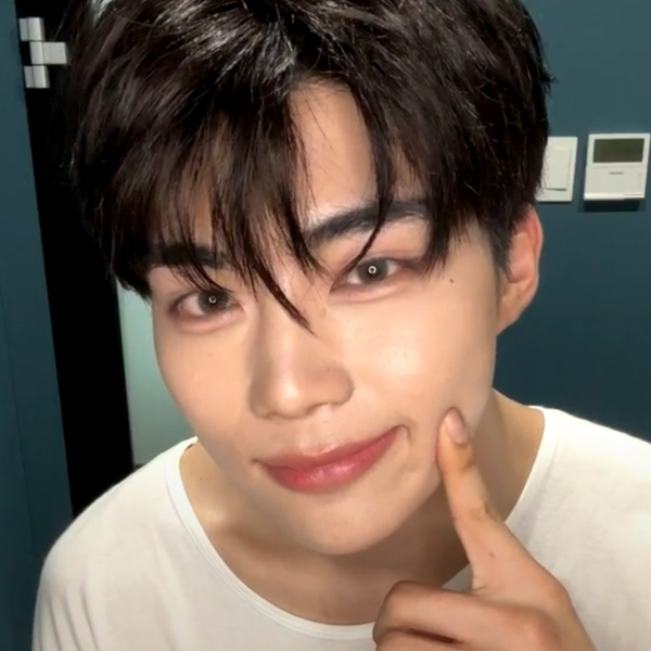 오늘 최애돌에서 빛나는 박건욱 (제로베이스원)의 대표 사진