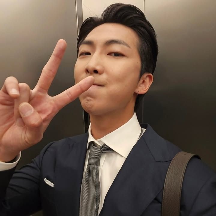 Foto aktivitas terbaru RM (BTS)