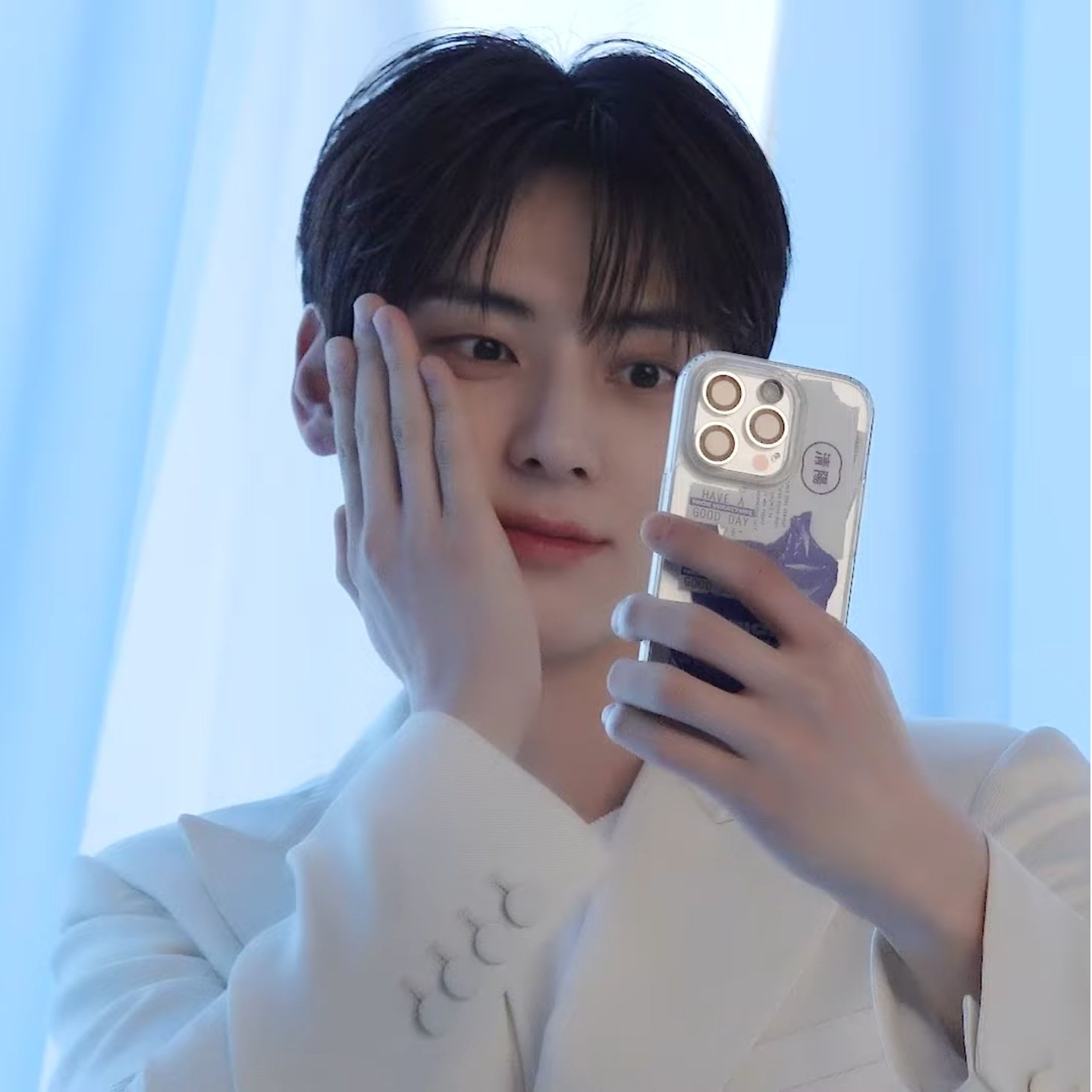 A moment captured by Hwang Minhyun's fan