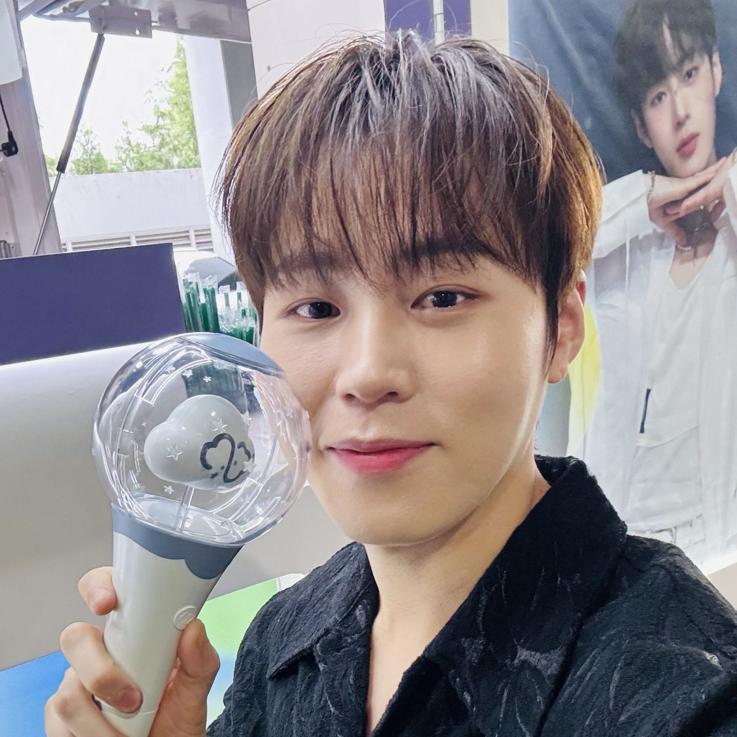 A moment captured by Ha Sungwoon's fan