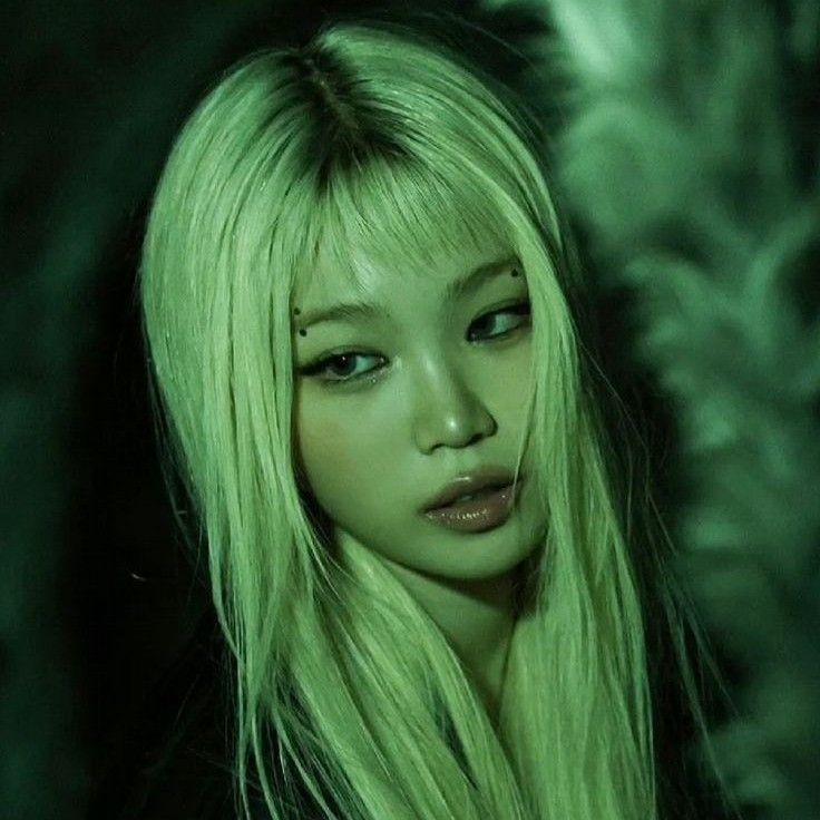 Recent activity shot of Kim Chaewon (LE SSERAFIM)