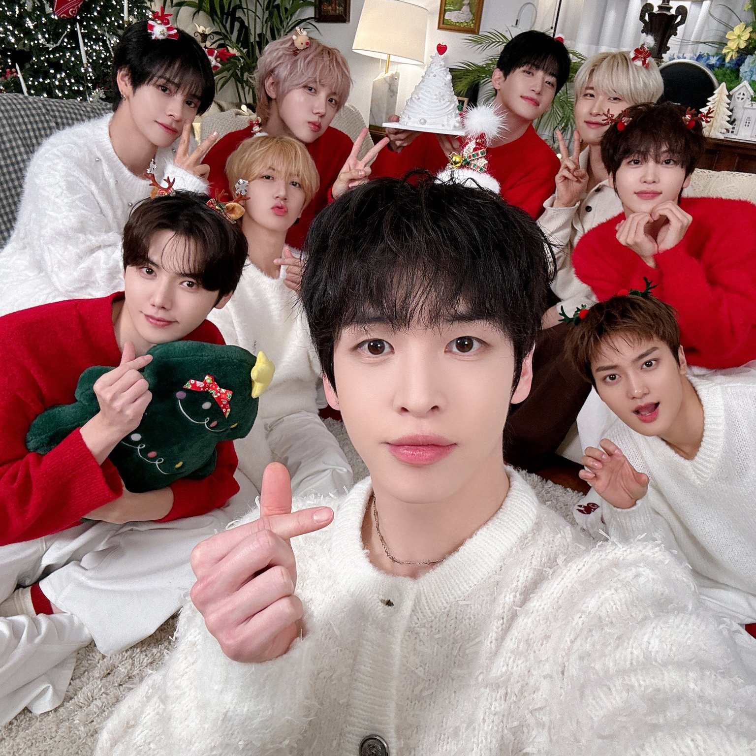 Recent activity shot of Allen (CRAVITY)