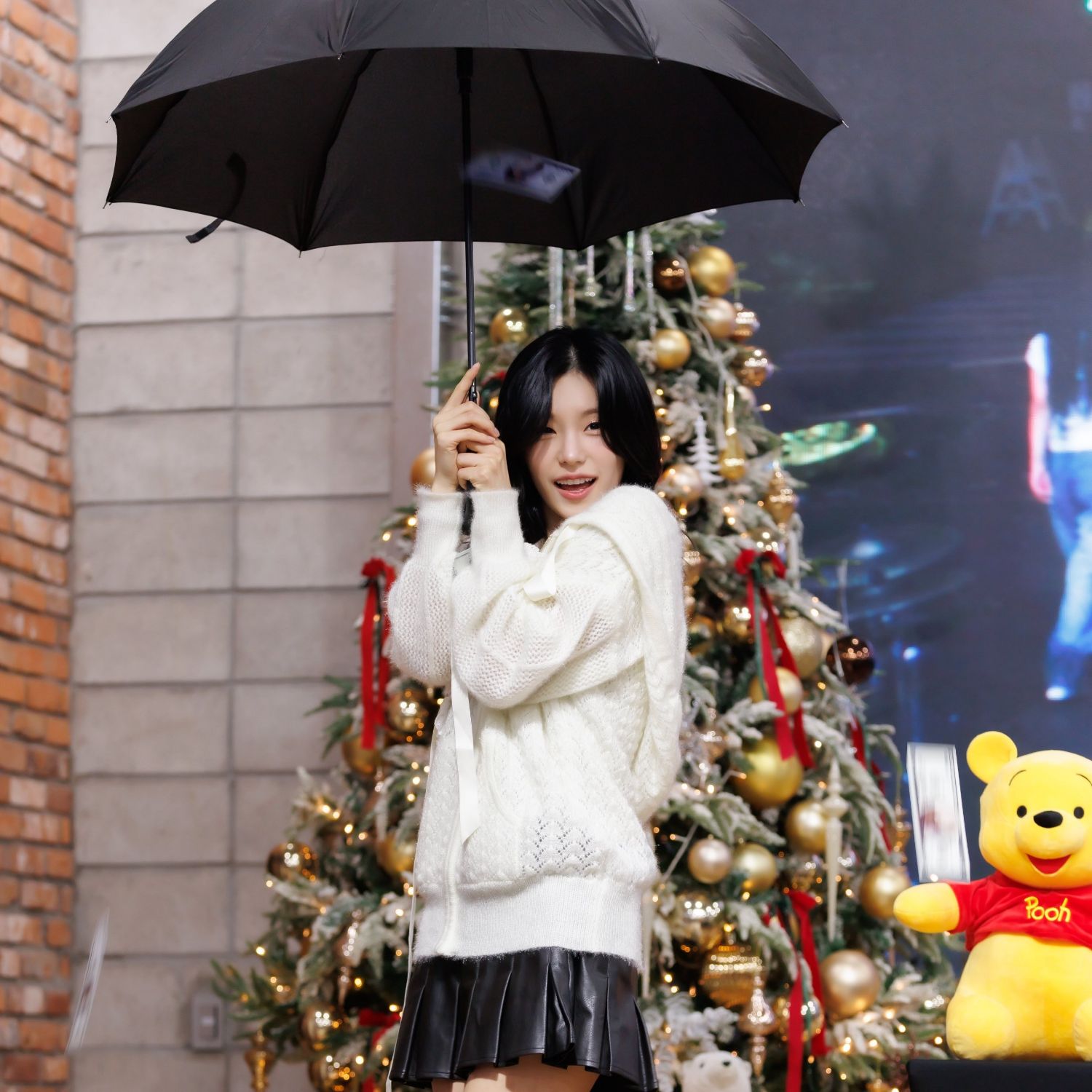 Recent activity shot of Yeji (ITZY)
