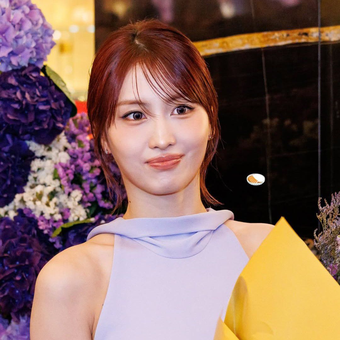 Foto aktivitas terbaru Momo (TWICE)