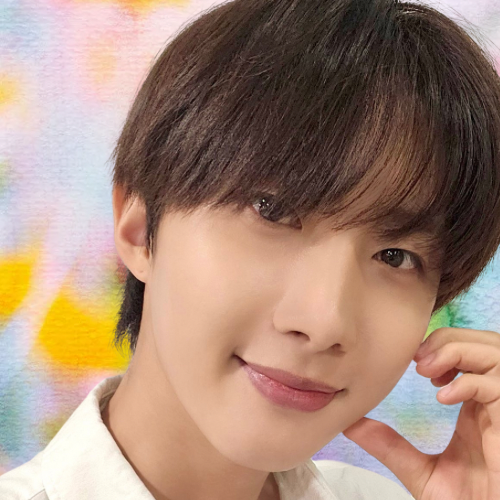 A moment captured by Hui (PENTAGON)'s fan