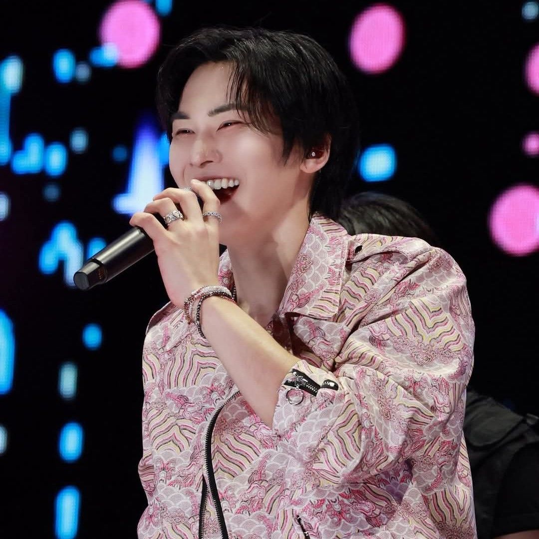 A moment captured by Rocky's fan