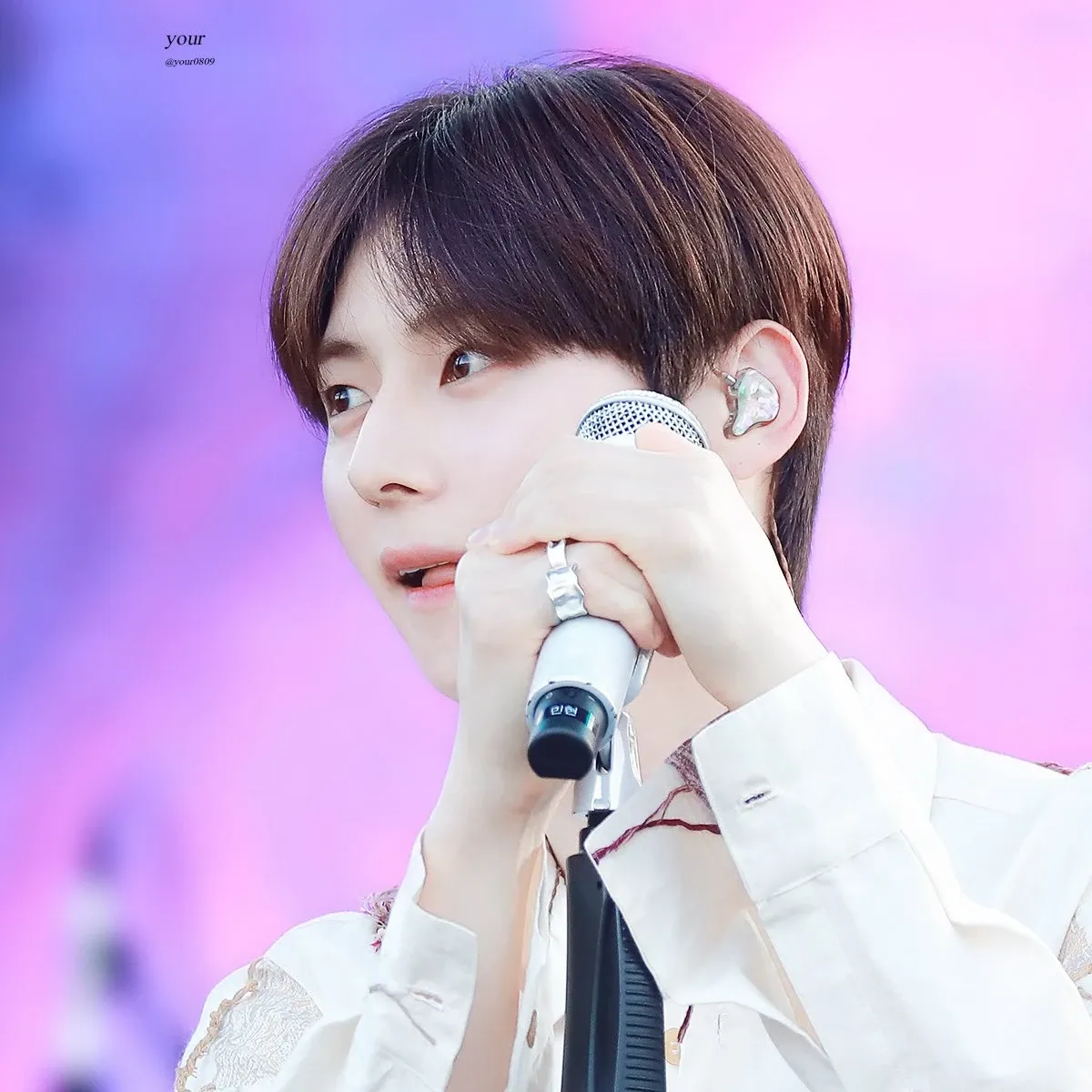 A moment captured by Hwang Minhyun's fan