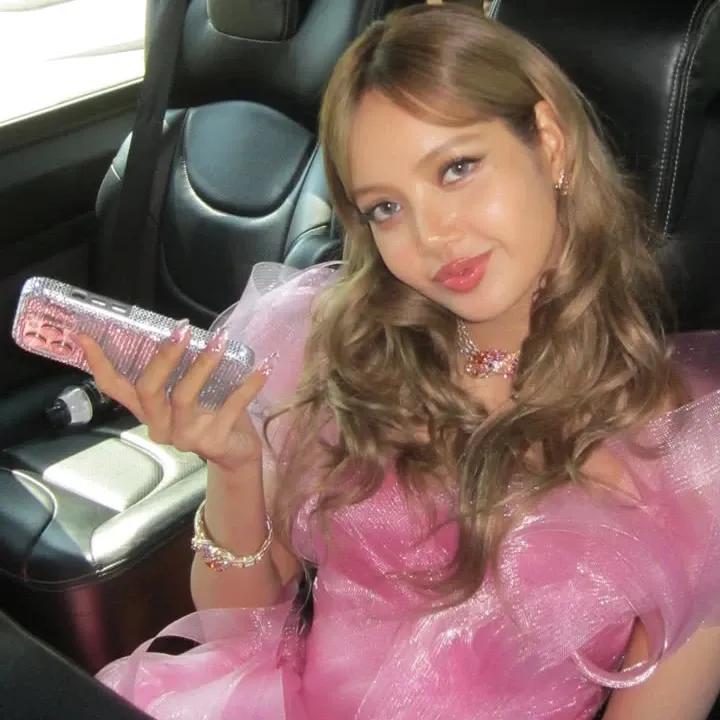 Behind-the-scenes cut of Lisa (BLACKPINK)