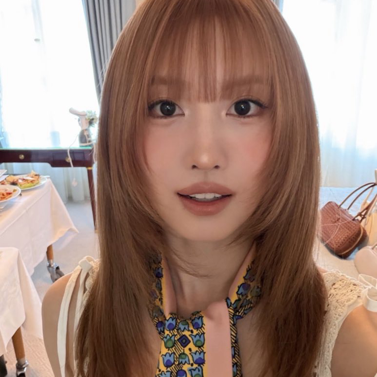 Foto aktivitas terbaru Momo (TWICE)