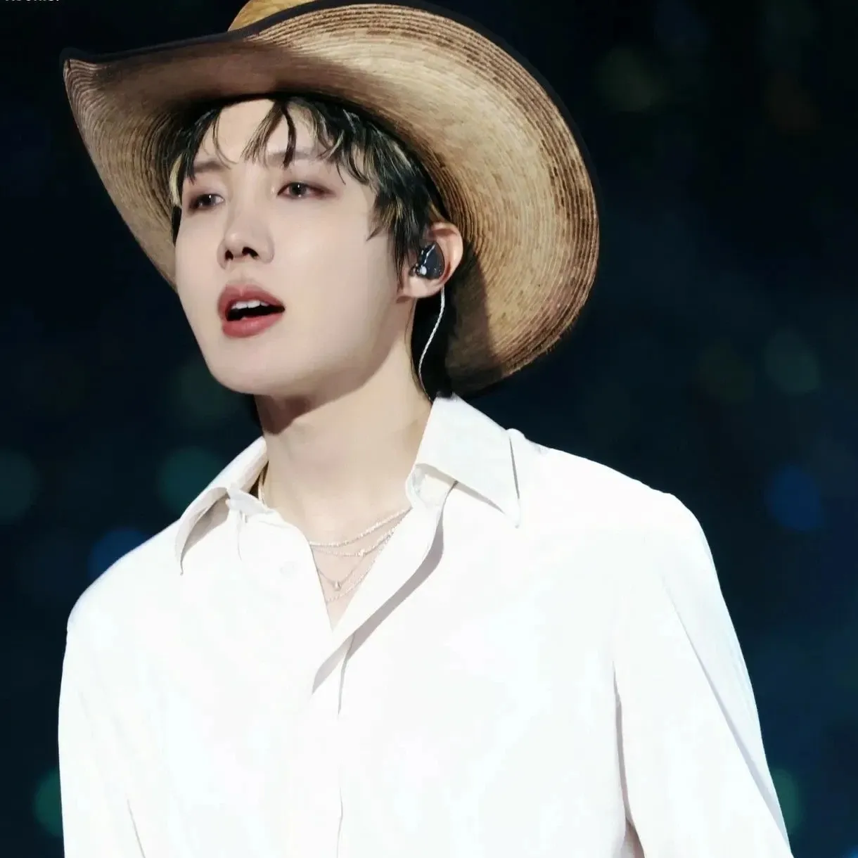 Foto aktivitas terbaru j-hope (BTS)