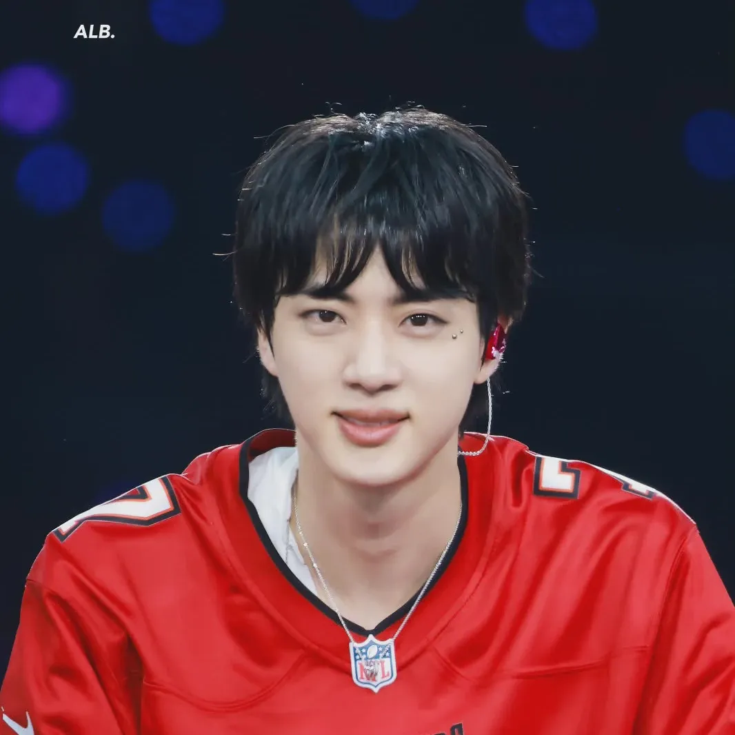Foto aktivitas terbaru Jin (BTS)