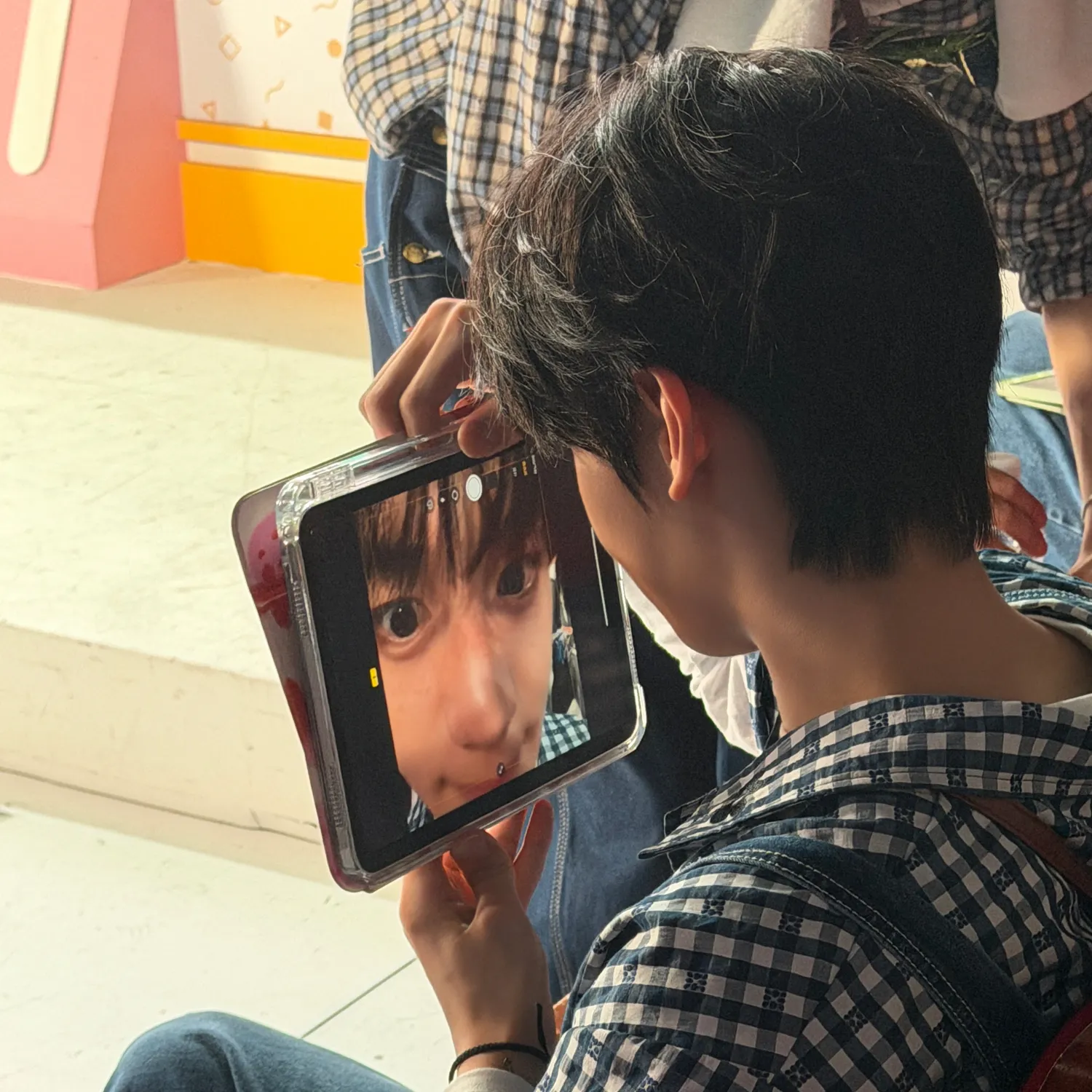 Behind-the-scenes cut of Kim Gyuvin