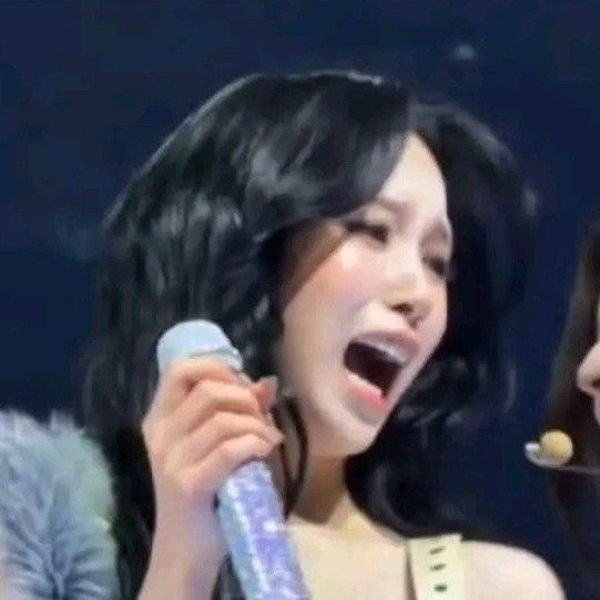 Momen yang diabadikan oleh penggemar Mina (TWICE)