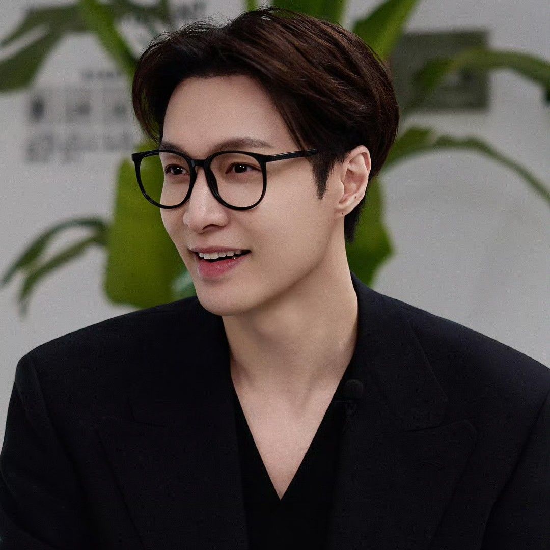 Recent activity shot of Lay (EXO)