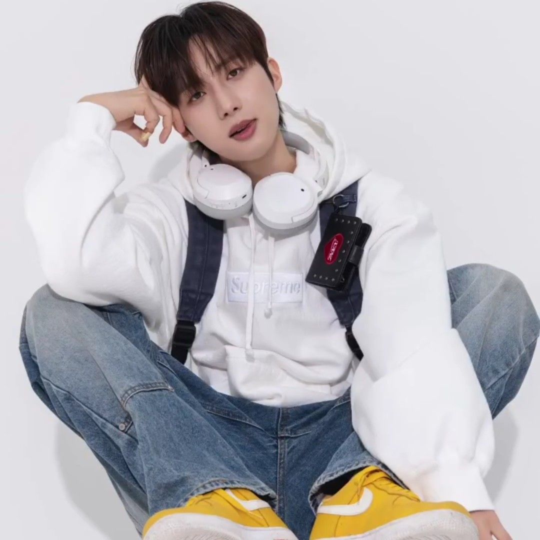 A moment captured by Hui (PENTAGON)'s fan