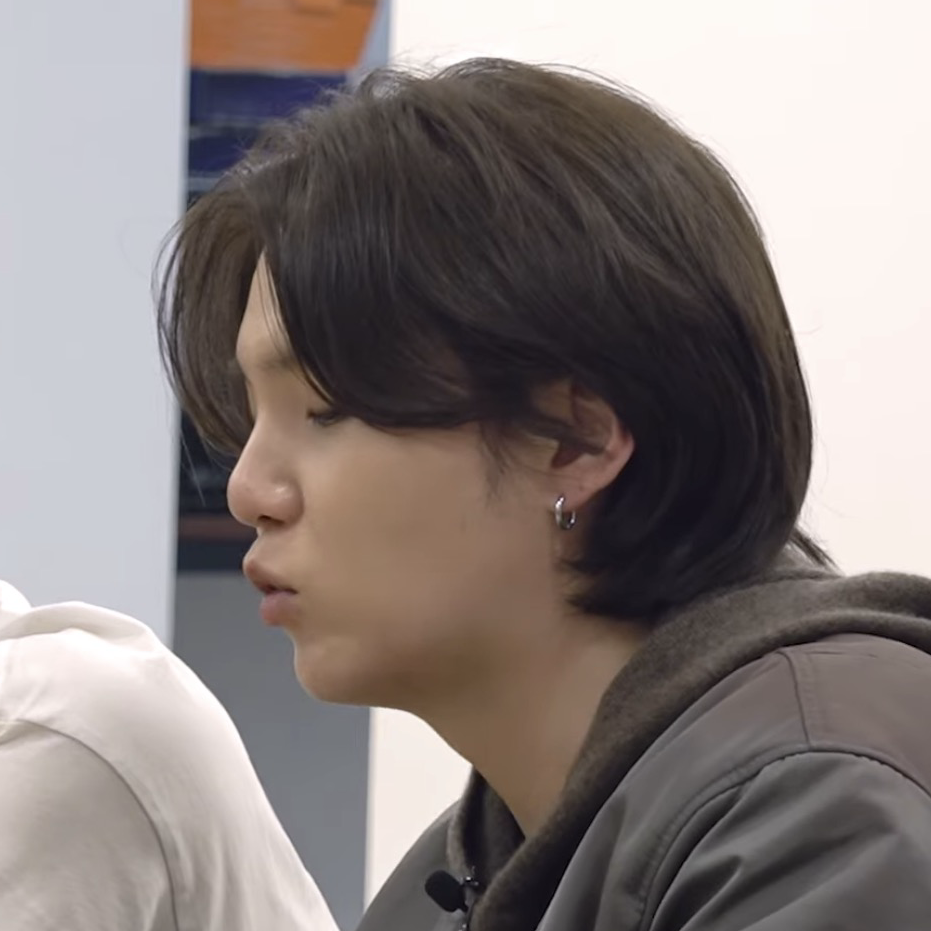 Foto aktivitas terbaru SUGA (BTS)