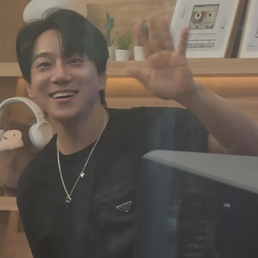 A moment captured by Hwang Chiyeol's fan