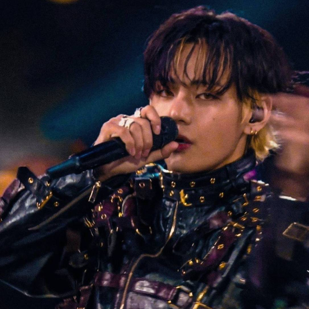 뷔 (방탄소년단)의 최신 사진