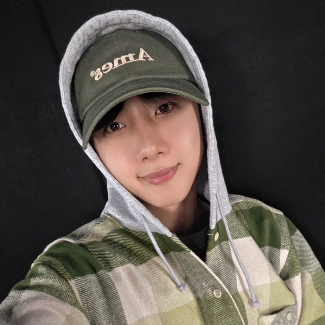 A moment captured by Hui (PENTAGON)'s fan