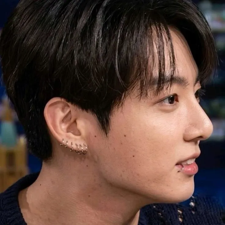 Foto aktivitas terbaru Jungkook (BTS)