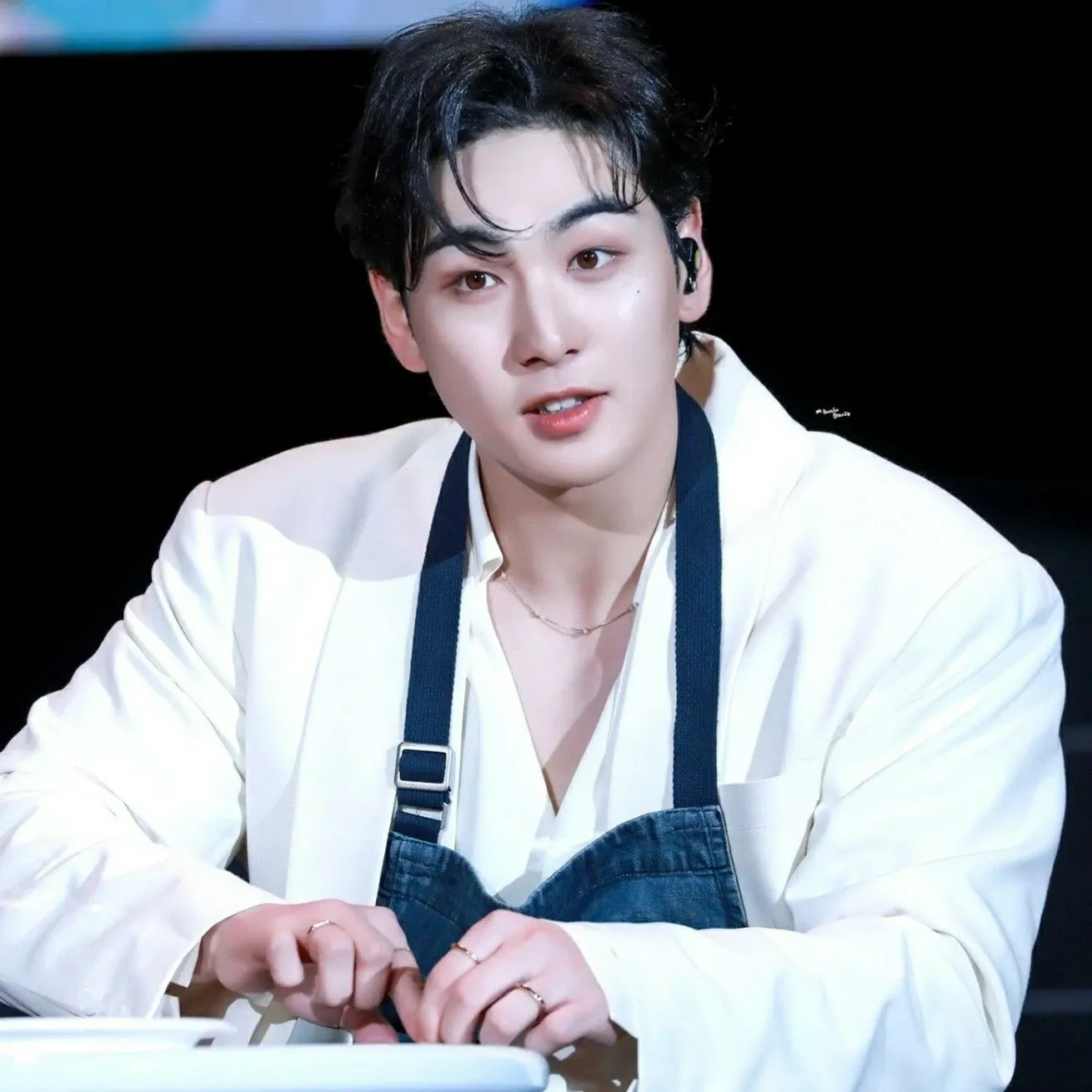 Behind-the-scenes cut of Baekho